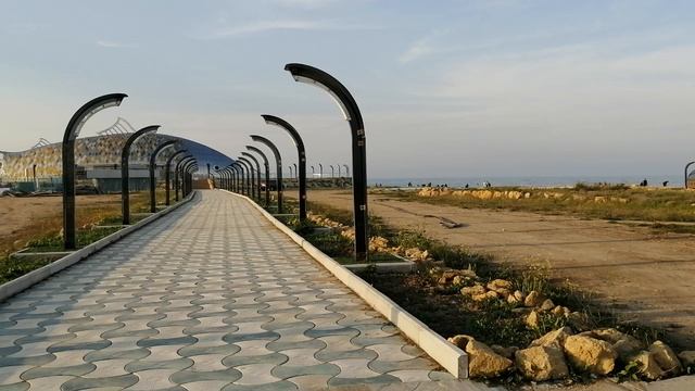 Путешествие по берегу каспийского моря, на берегу моря строится кафе и красивый парк золотая рыбка,