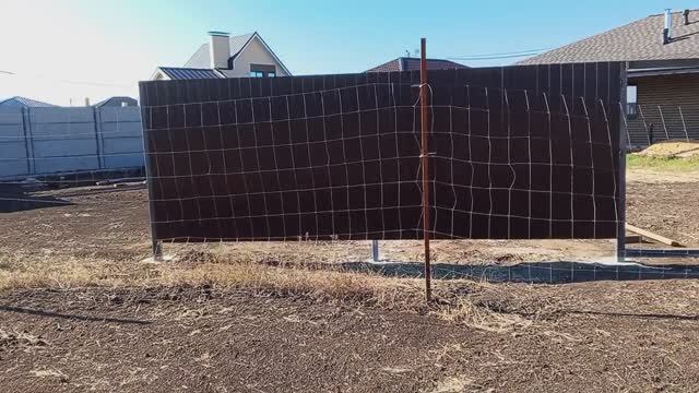 Прикрутил профлист к каркасу забора .