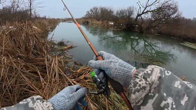 НОГИ ЗАТРЯСЛИСЬ, КОГДА Я УВИДЕЛ ЧТО КЛЮНУЛО!! Первая рыбалка на спиннинг 2025.