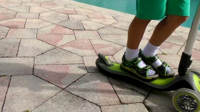 Рома и Диана Рома и Диана притворяются, что играют с пищевыми игрушками