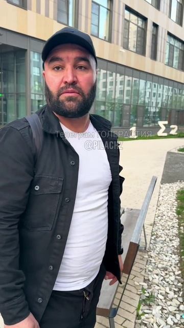 Иностранный специалист достал свой обрубок возле школы и начал ссать со словами "я что, мешаю?"