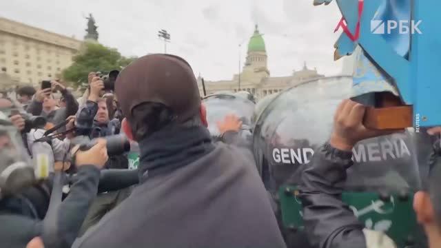Протесты несогласных с повышением пенсионного возраста прошли в Аргентине