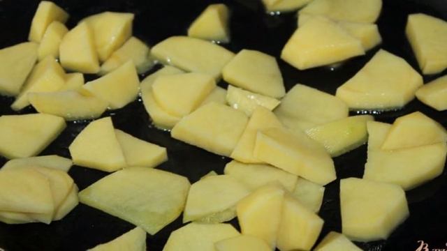 Горячая сковорода с картофелем, колбасой и овощами под сыром