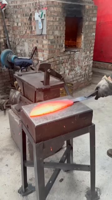 So Satisfying： Red-Hot Steel Forging & Shaping into Kitchen Tools!