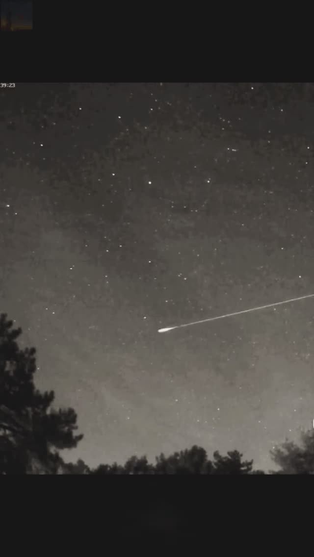 Падение редкого метеора "Грейзер", котрый пролетел через весь небосвод🌌