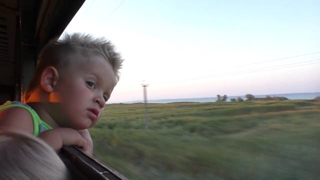 Рома и Диана ★ Погуляем Катаемся на Поезде и Выглядываем в Окошко We ride on a train looking the win