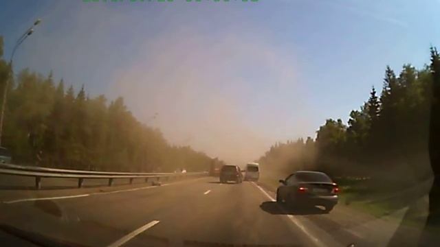 Тягач налетел на отбойник