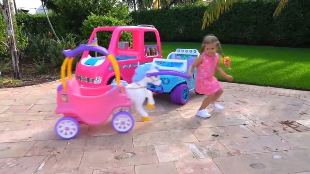 ДИАНА И РОМА - Diana and Dad Wash Cars