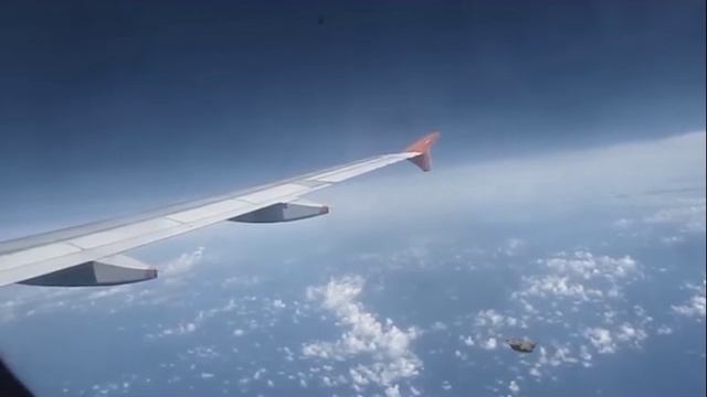 Нечто, напоминающее огромный булыжник, пролетает рядом с пассажирским самолетом