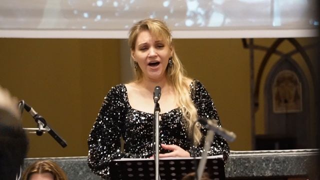 Елена Терентьева исполняет "Аве Мария" Вавилова, приписываемое Каччини. Дирижёр — Виктор Луценко