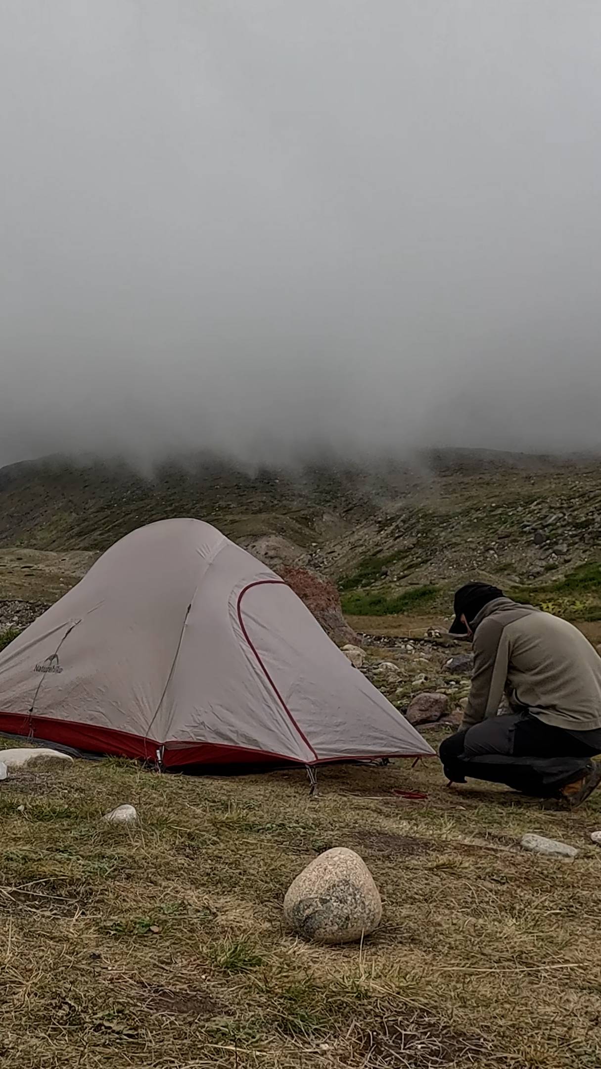 Палатка Naturehike Cloud UP II собираем её в приэльбрусье в горах