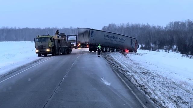 УЛЕТЕВШЕГО ВОДИТЕЛЯ ДОСТАЕТ ЭВАКУАТОР РАБОТА ЭВАКУАТ