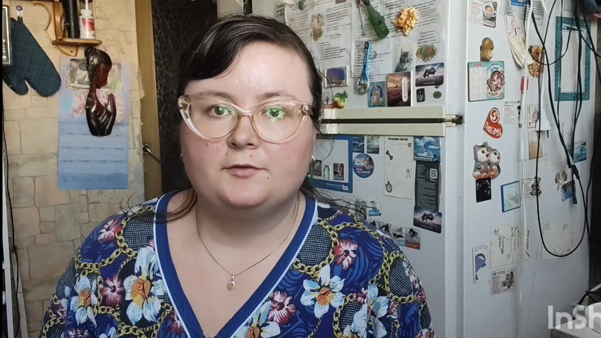 Свинина на бутерброды готовлю и болтаю.