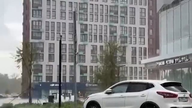 Град размером с бейсбольный мяч выпал в регионах России.В столичной Коммунарке, Самаре и Ростове.