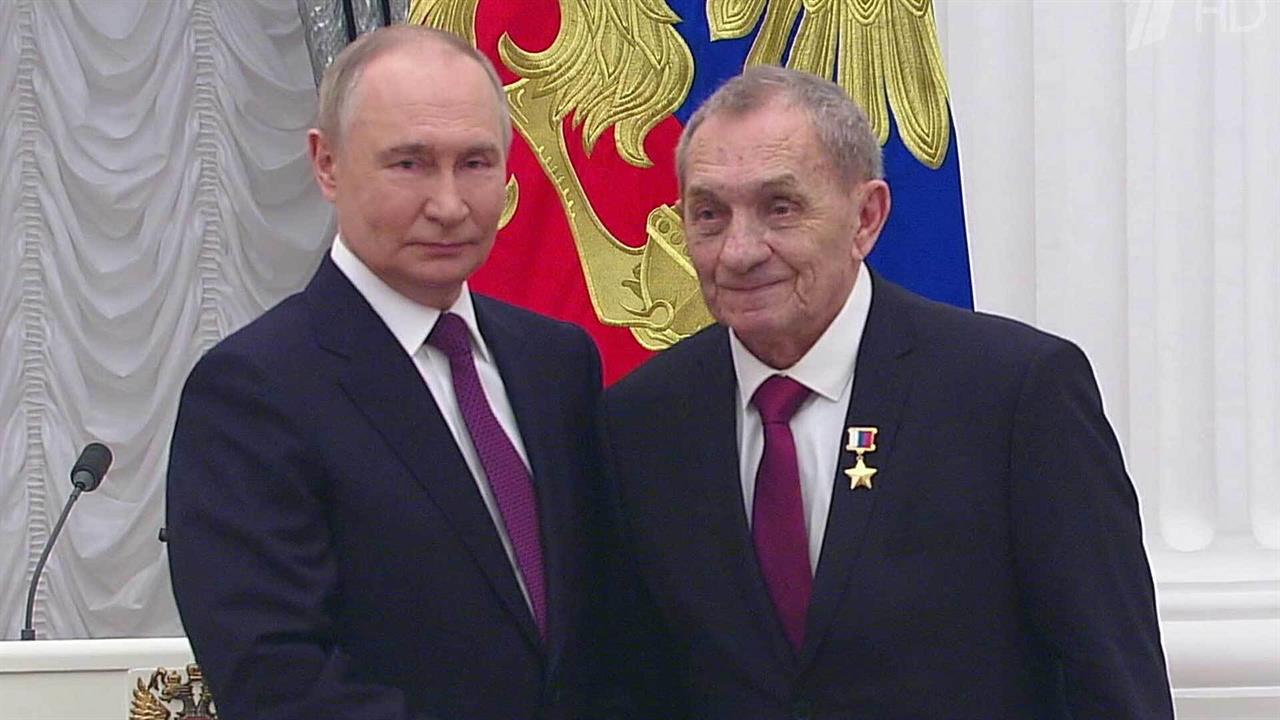 Владимир Путин в Кремле вручил государственные награды выдающимся гражданам страны