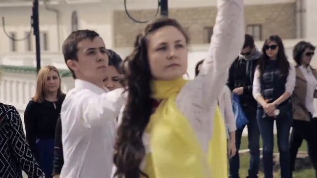 В День Победы православная молодежь танцевала под муз