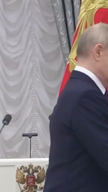 Владимир Путин присвоил звание Героя России главврачу Алешковской больницы Владимиру Харлану