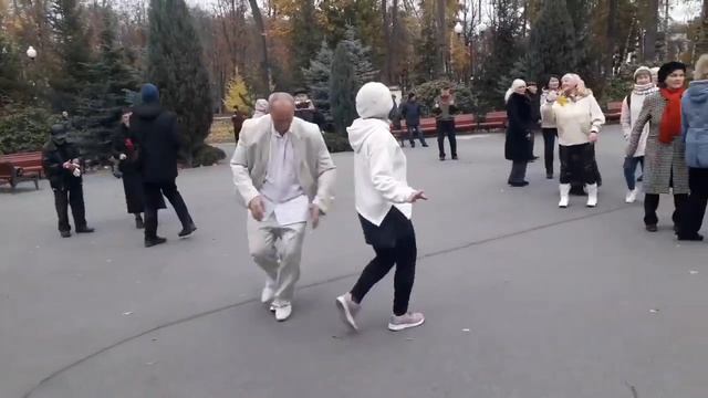 Заманила соблазнила раздразнила!!!💃🌹Танцы в парке Г?