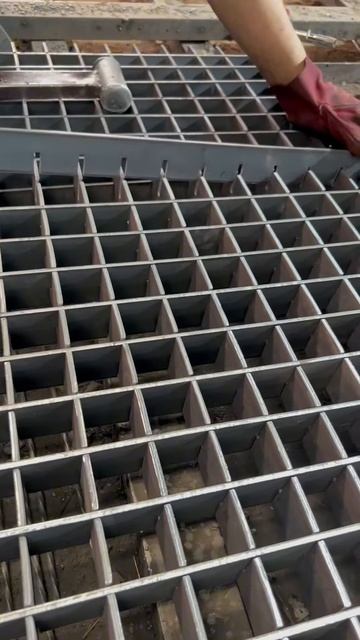 Satisfying Metal Fence Assembly： Fastening and Connecting with Precision! 🔧