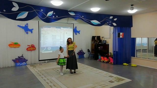 Утренник. Глаша (6лет)читает слова, так как пришлось срочно заменить ведущую. Учить времени не было.