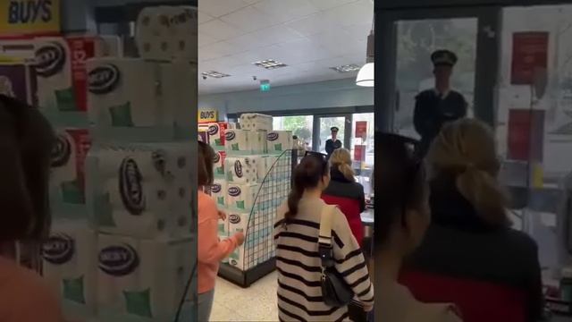 🇷🇺 Мужчина (предположительно вор) стреляет огнетушителем в покупателей в магазине Home Bargains...