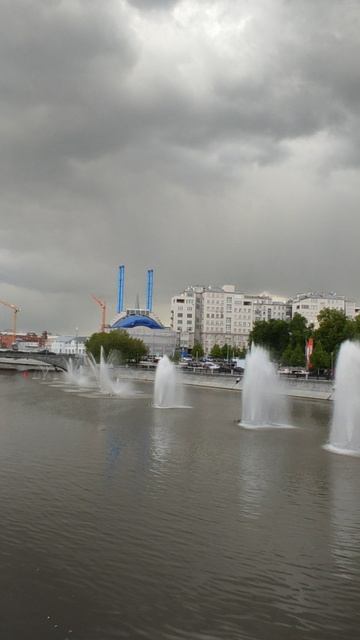 Фонтаны на Водоотводном канале. Москва.