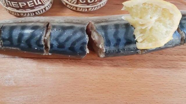 Скумбрия запеченная с капустой, морковью и помидором