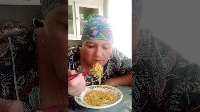 Перекус:  макароны и огурчики !
