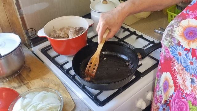 Готовлю мясо кролика в сметане.