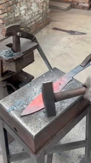 Satisfying Red-Hot Steel Forging： Hammering, Shaping & Compression ASMR