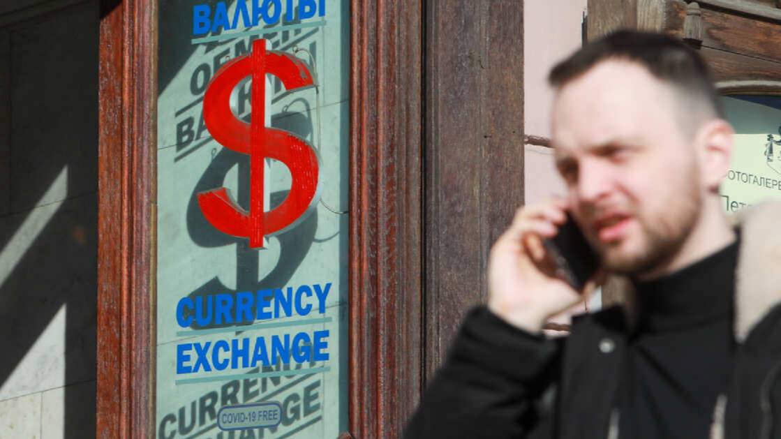Экономист дал рекомендации по покупке валюты к лету