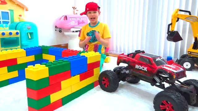 Мистер Макс Max And Katy Playing with Blocks and cars