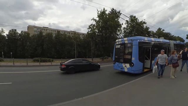 Эффектно подъехавший троллейбус 5600 по 31 СПб 11-*: БКМ 43303