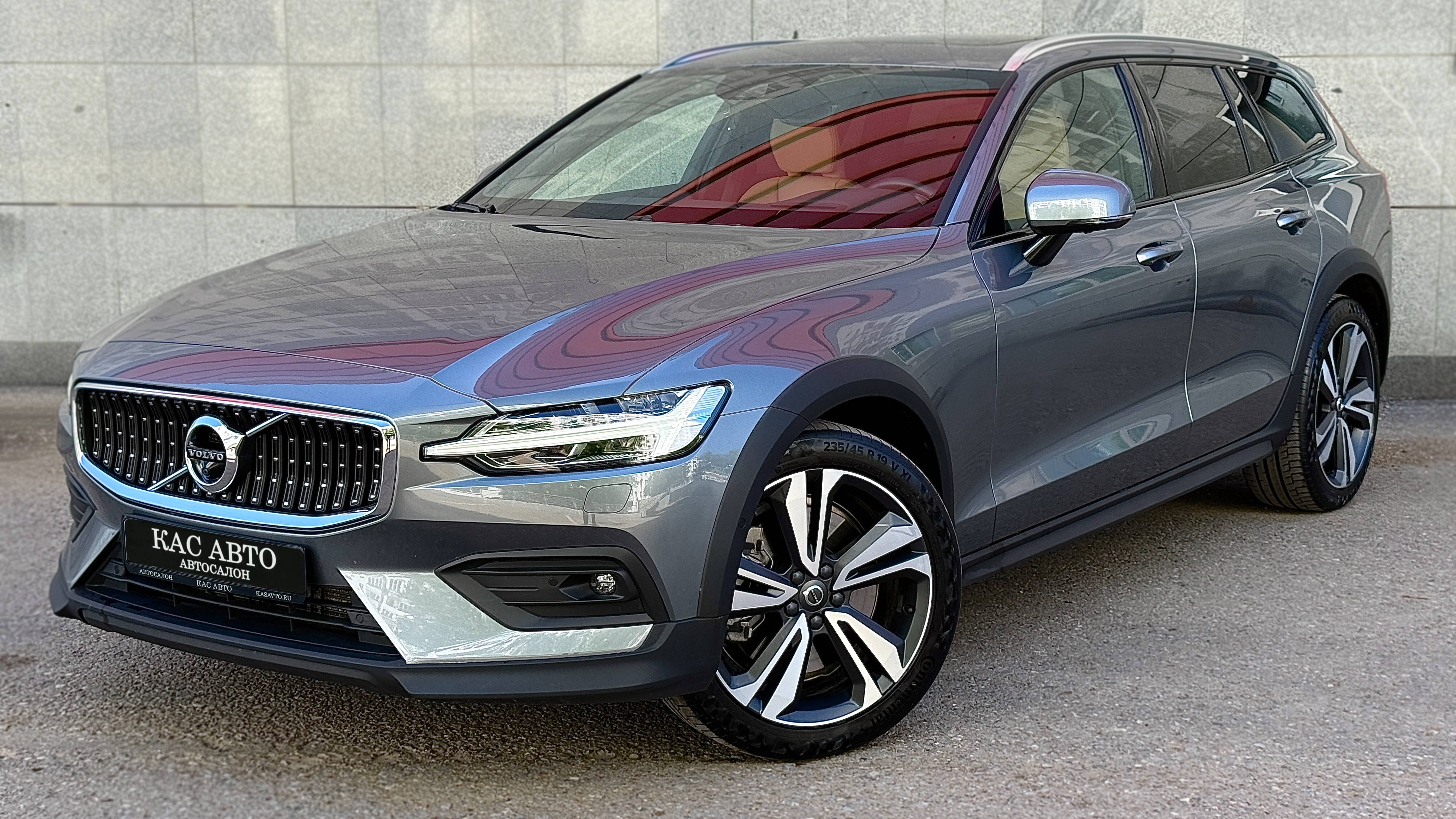 Обзор Volvo V60 2.0 AT AWD Cross Country, 2020 год