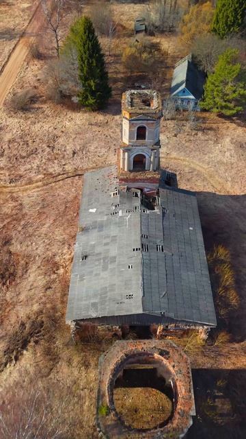 Каменная пятипрестольная церковь построена посреди села артелью старицких каменщиков на средства пом