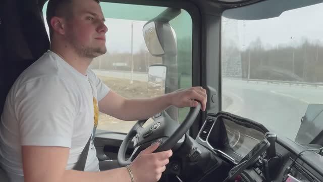 Первые навыки экономичного вождения на фуре! #скания #делко #дальнобой