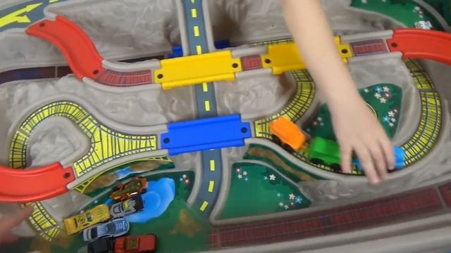 Мистер Макс • Mister Max - Распаковка игрового стола с машинками