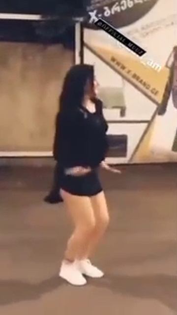 красиво девушка танцует