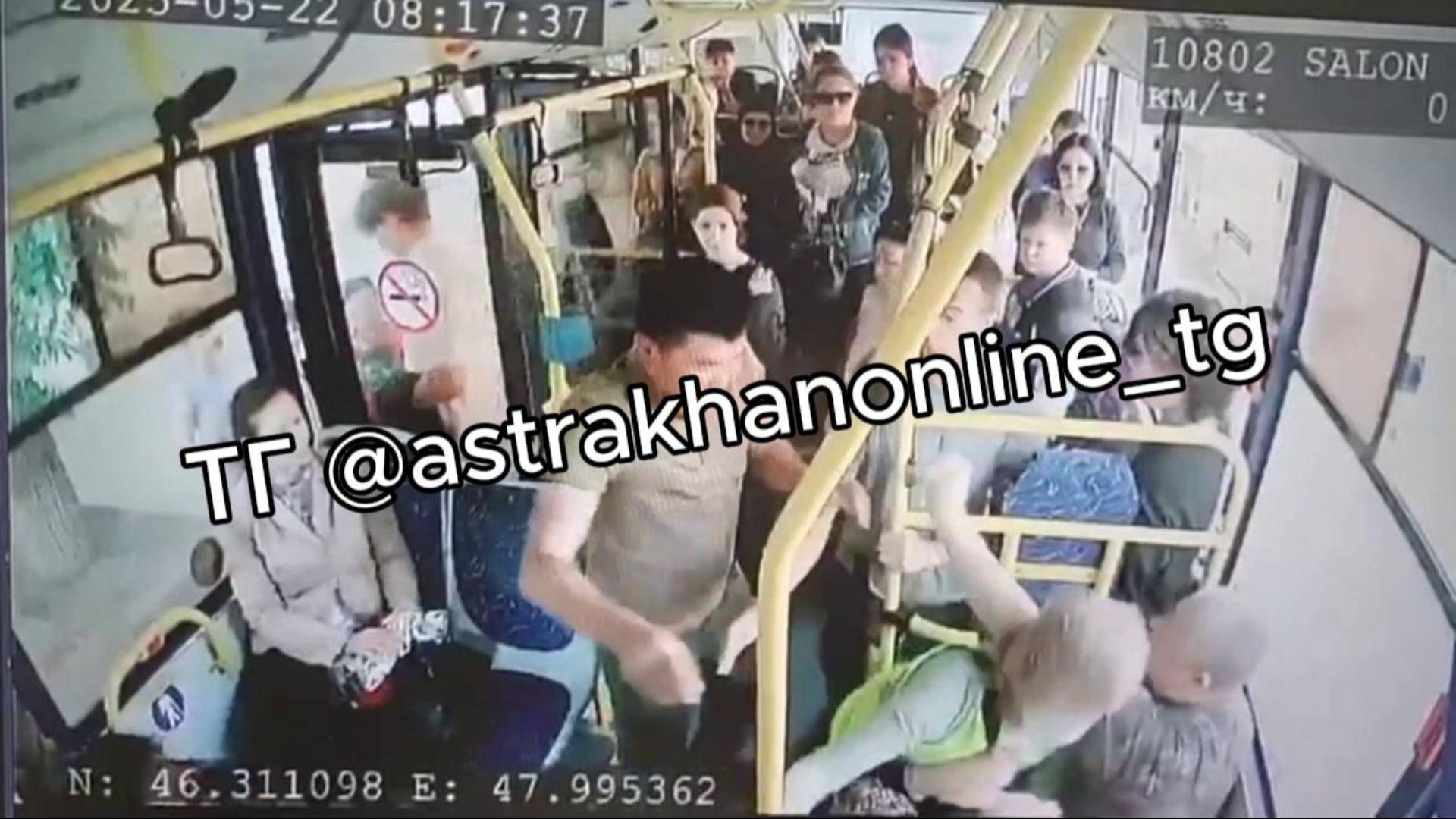 как пассажир астраханского автобуса душил кондуктора