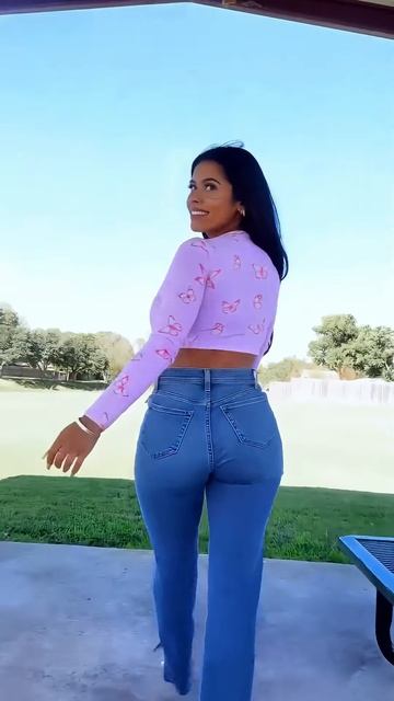 AHiD2zTYg10 - These Fit Jeans look beautiful on this girl #shorts