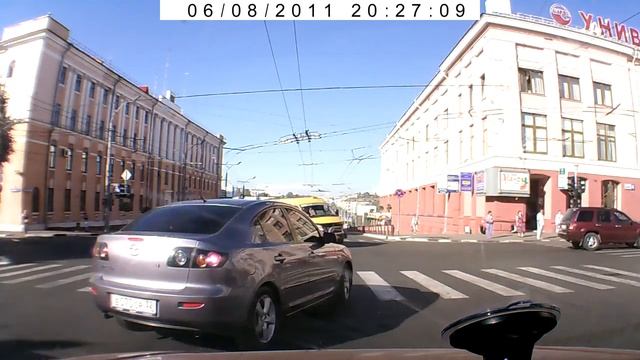 Брянск. Выезд перед светофором, остановка на "зебре"
