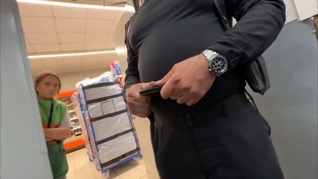 ОХРАННИК НАПАДАЕТ И ДУШИТ ПОКУПАТЕЛЯ И ТРУСЛИВО УБЕГА