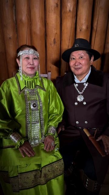Харахтарыгар – үйэлээх таптал,
Сүрэхтэригэр сылаас сыһыан,
Таҥастарыгар – «Сардаана» фабрика