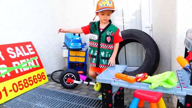 Влад и Никита Влад играет со сломанными игрушечными машинками
