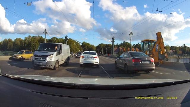 Ишак пытался развернуться на мосту