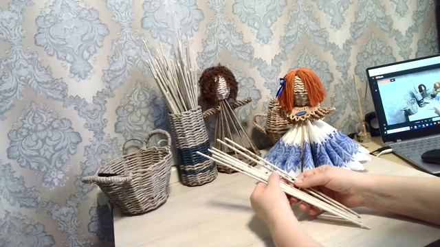 Плетение из газетной бумаги кукла  салфетница