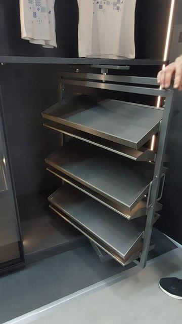 Система PS23 с механизмом автоматического открывания складной двери и поворотная обувница ESENTA