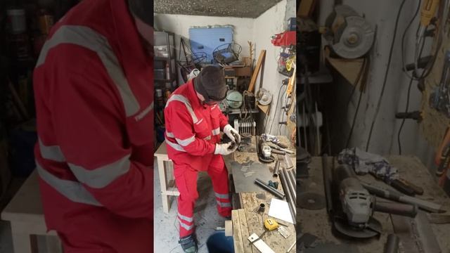 Сварщик по жизни. работаю в мастерской с утра в прямом