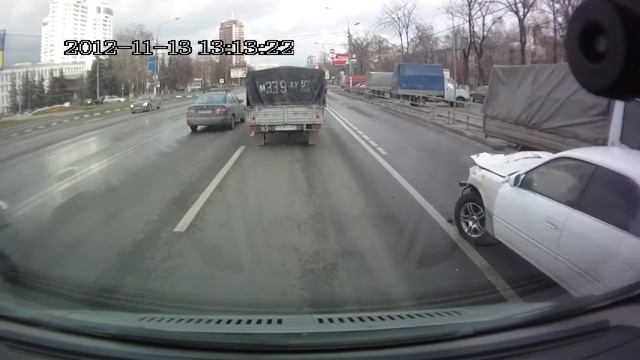 Две сплошные и езда по выделенной полосе  для обществе