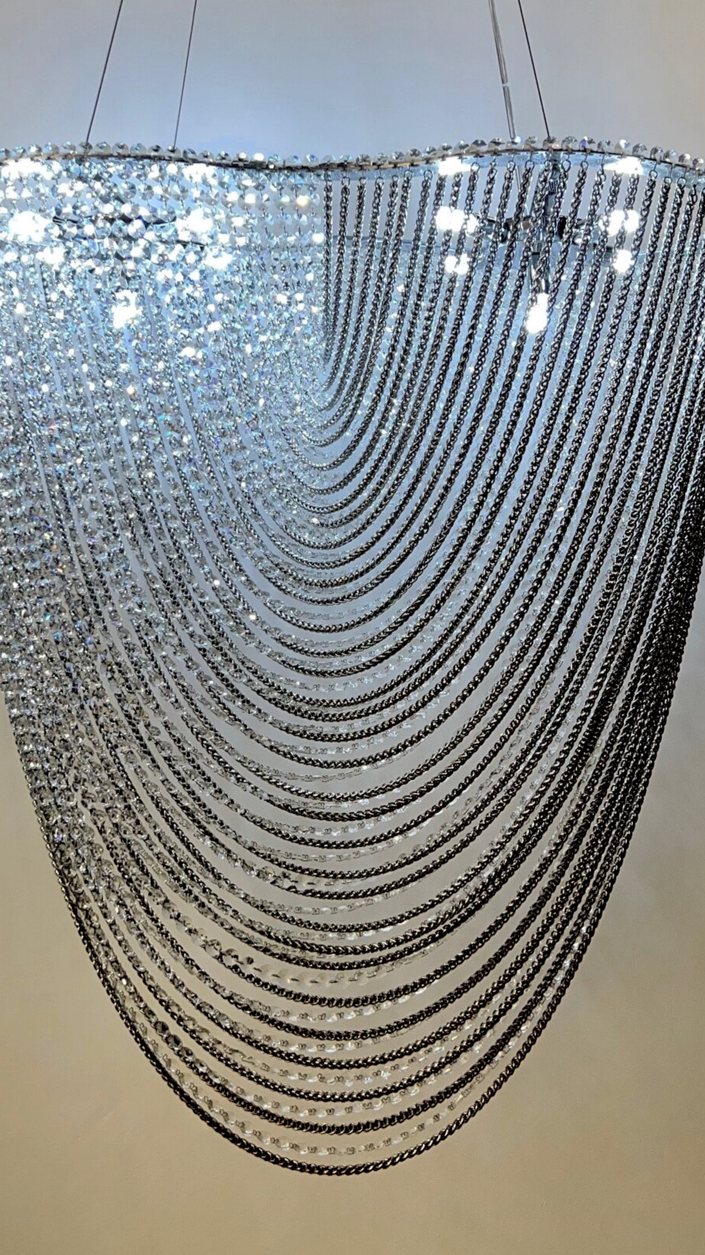 Люстра с цепями